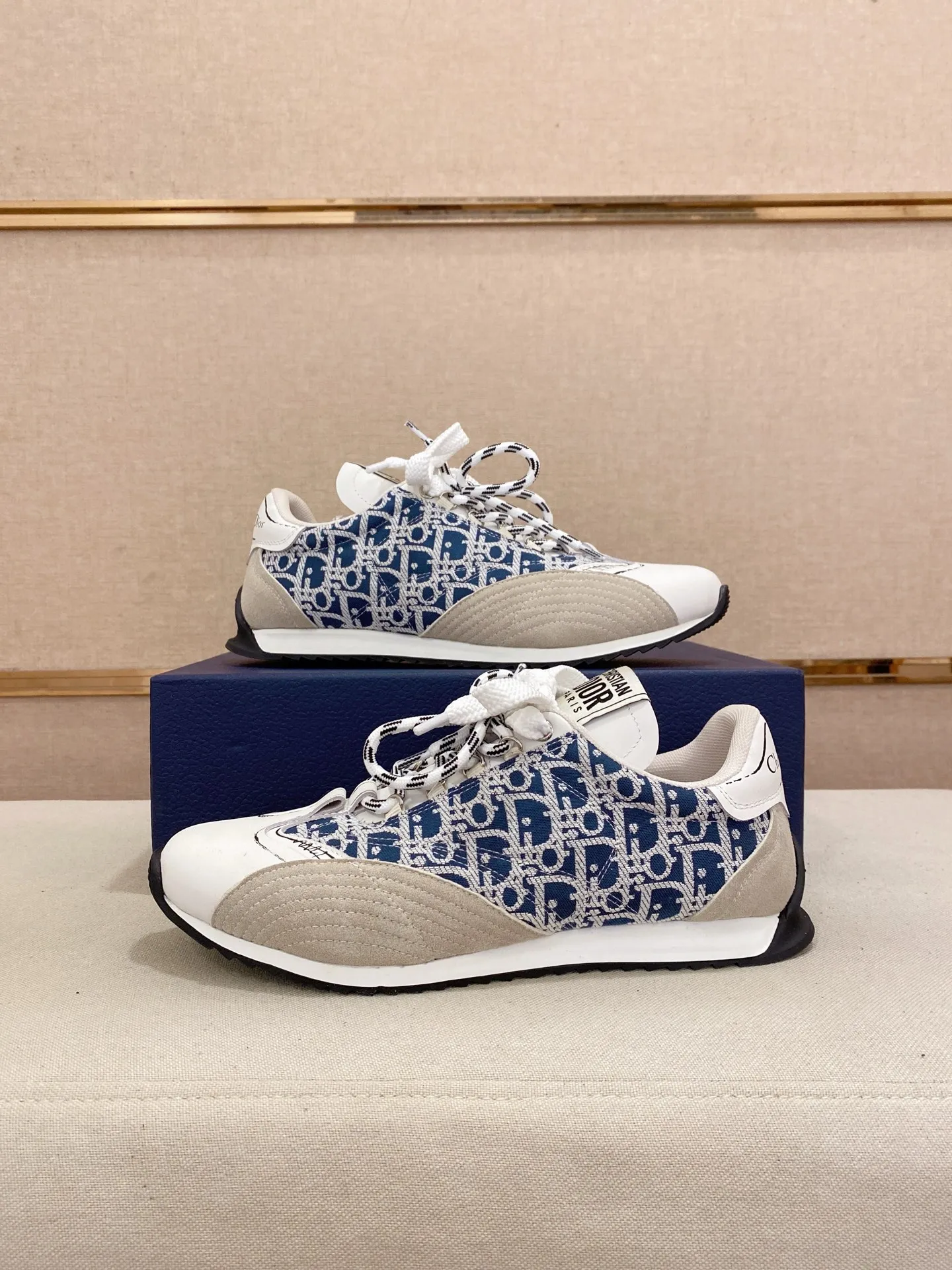 Men's shoes💰: 500💰Couple style💏 [Dior·Dior] New casual sports style men's shoes, new spring and summer design, perfect workmanship, lace-up lazy style to create wardrobe quality, upper: imported first-layer cowhide, mesh breathable lining soft and comfortable, ultra-light TPU wear-resistant outsole, simple, versatile fashion men's shoes, excellent color code number 35--44. (45,46 customized items are not returnable or exchangeable)